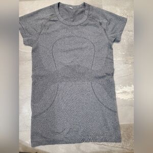 Lululemon Swiftly Tech Short Sleeve Crew Shirt. Heathered Grey. 6. Hip Length.